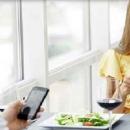 Un tiers des Français mangent en consultant leur smartphone