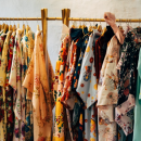 Une vente de vêtements au kilo au Secours Populaire de Lomme