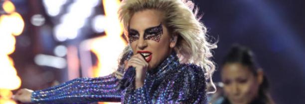 Lady Gaga fait le show pendant la mi-temps du Super Bowl