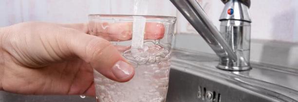 Sécheresse : la Mel recommande de ne pas donner d'eau du robinet aux nourrissons