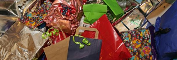 Faut-il recycler le papier cadeau ? Petit guide du tri des déchets de fêtes !