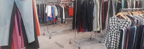 Une vente de vêtements au kilo chez Emmaüs Tourcoing