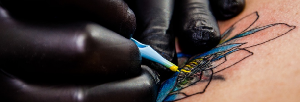 La nouvelle réglementation sur les encres impacte le travail des tatoueurs
